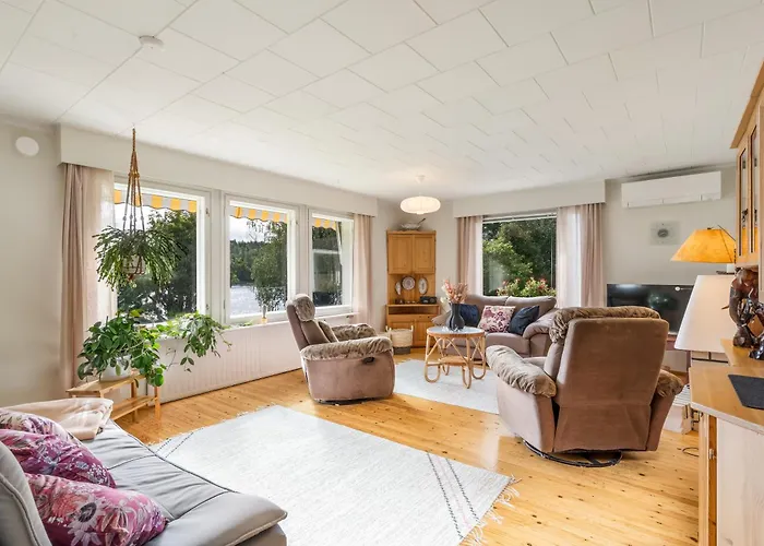 Charming 3Br Home With River Views & Sauna דירה *